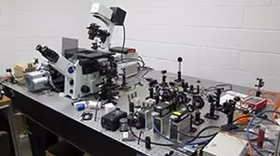 Optical bench carrying a microscope and laser path