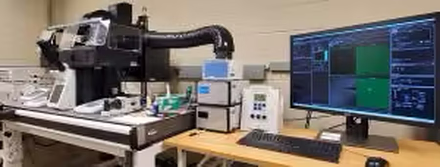 Imaging workstation displaying a live fluorescence acquisition